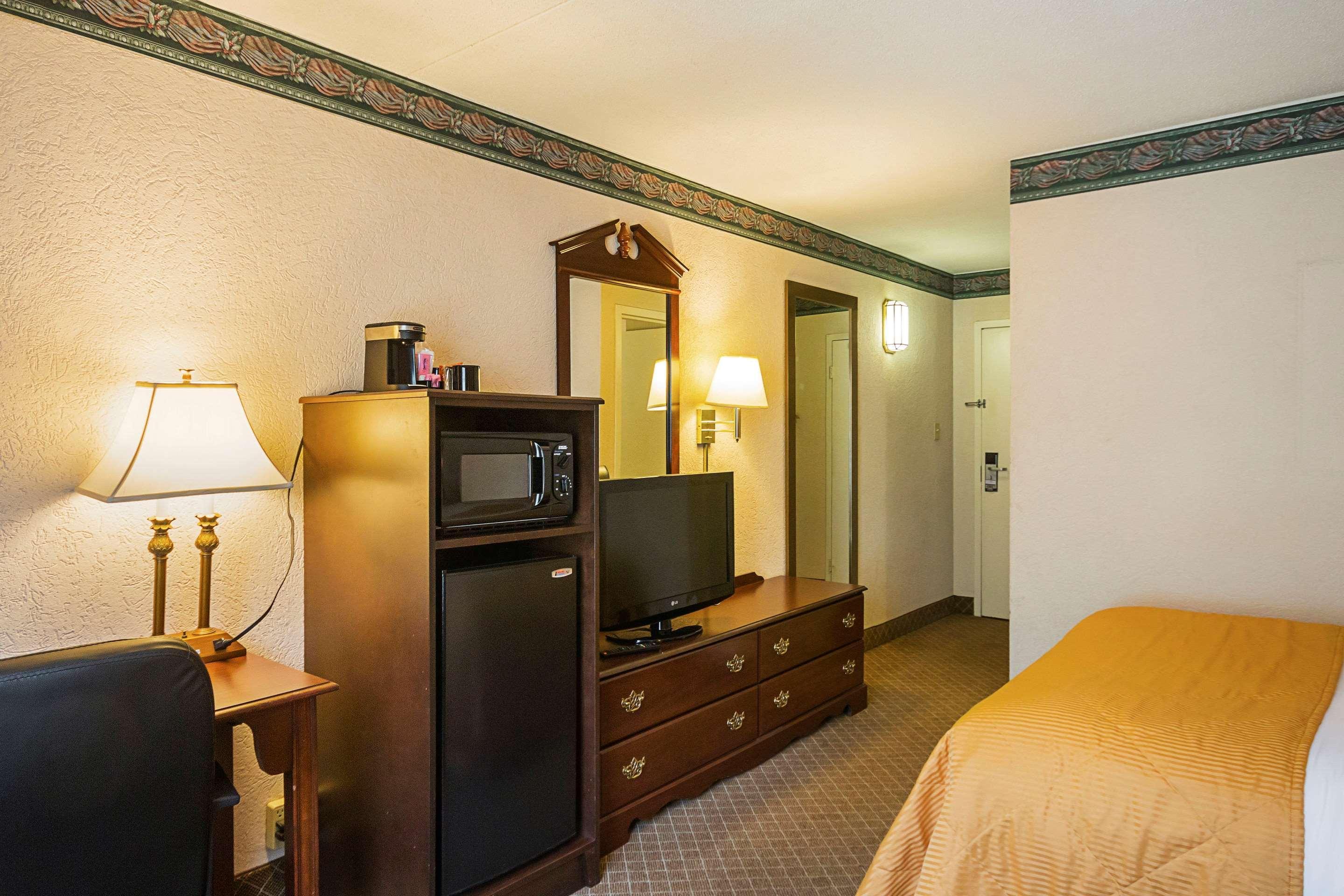 Clarion Inn Фэрмонт Экстерьер фото