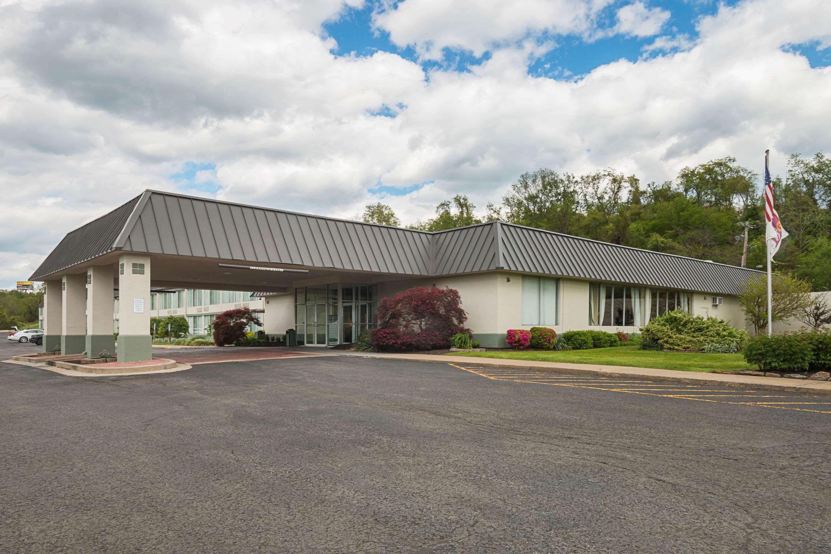 Clarion Inn Фэрмонт Экстерьер фото