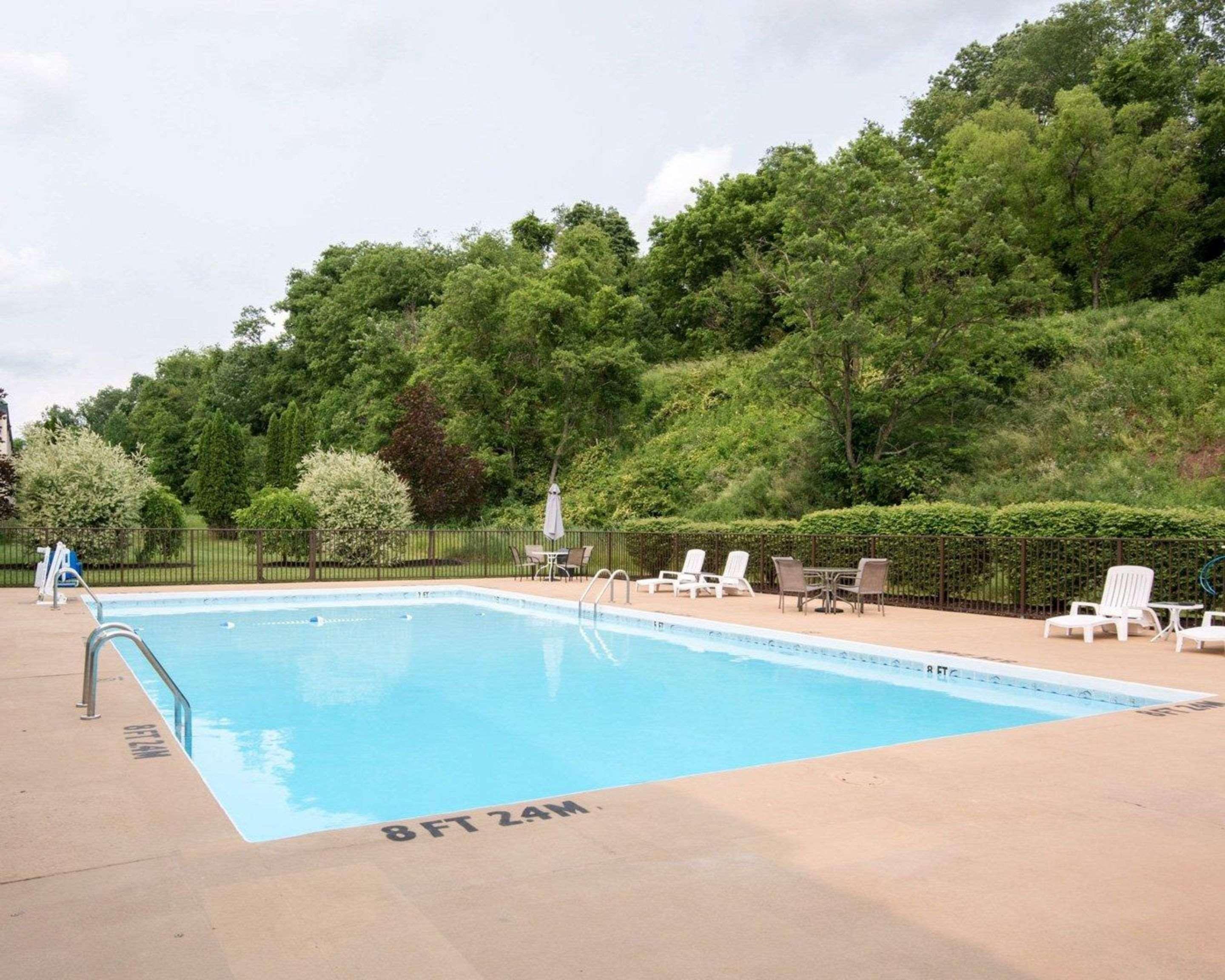 Clarion Inn Фэрмонт Экстерьер фото