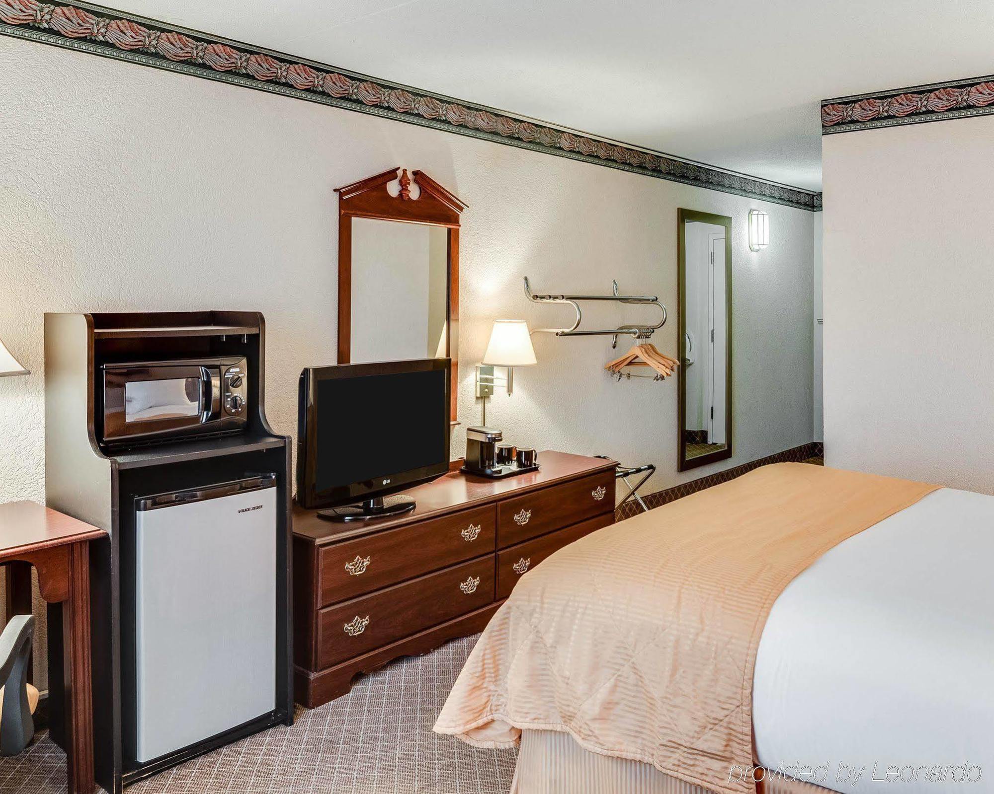 Clarion Inn Фэрмонт Экстерьер фото