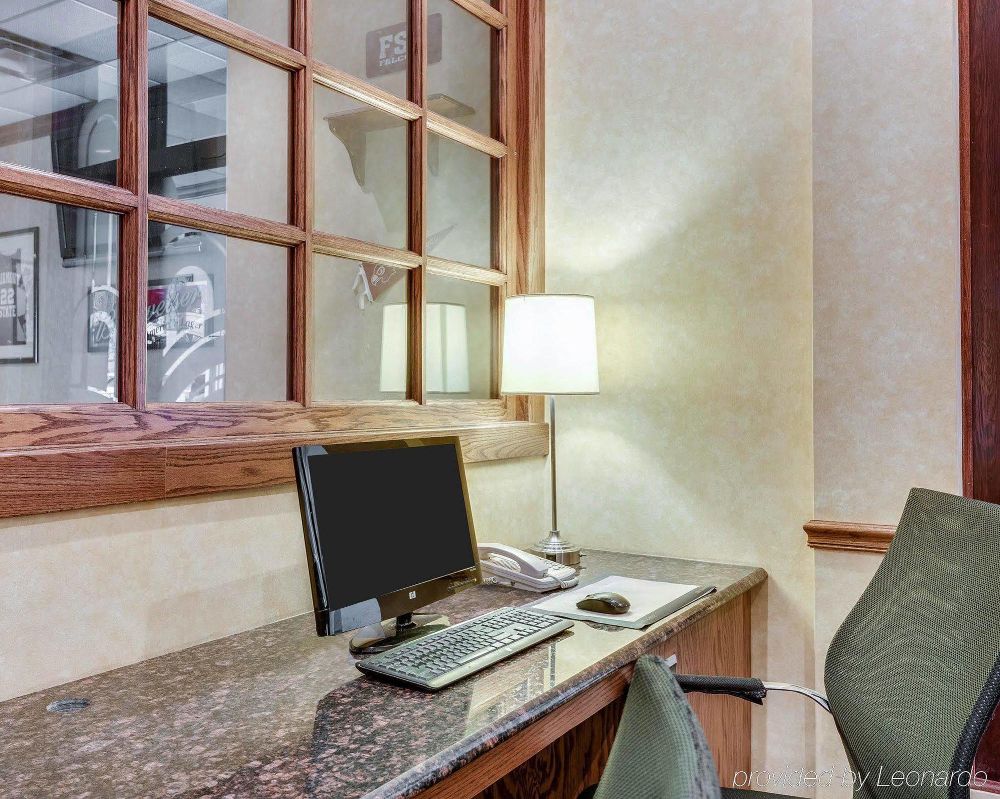 Clarion Inn Фэрмонт Экстерьер фото