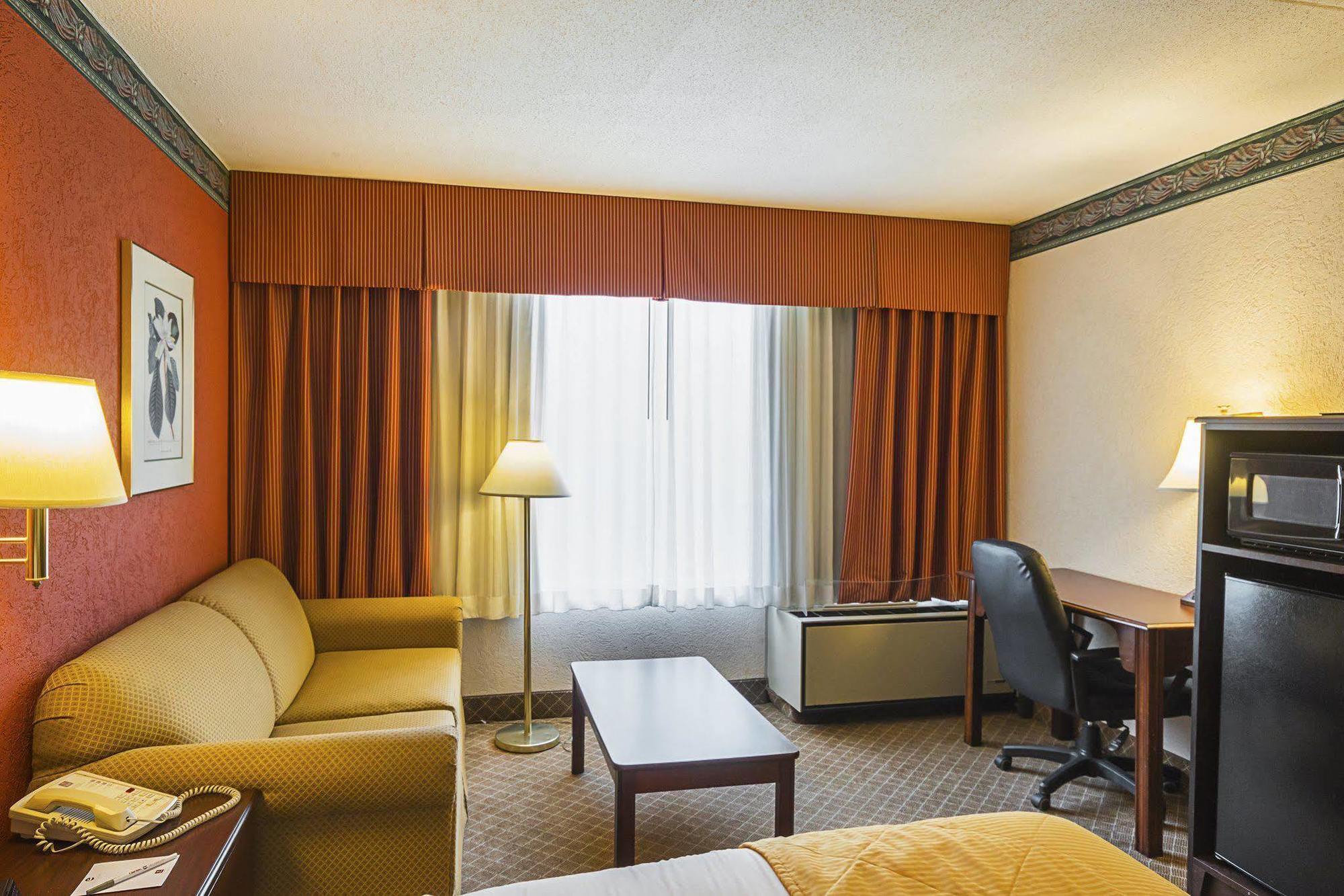 Clarion Inn Фэрмонт Экстерьер фото